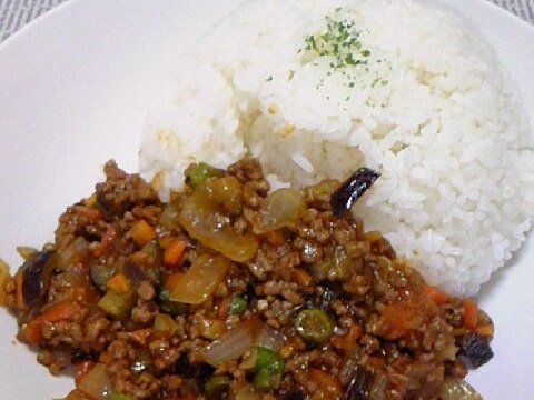 カレールーを使って簡単！夏野菜deドライカレー♪